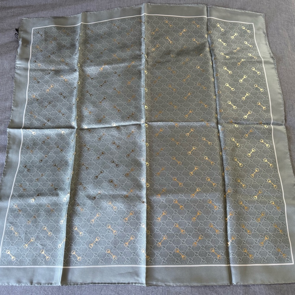Gucci GG Print with horsebit silk carré, Green and Gold Silk Scarf - Picture 3 of 13